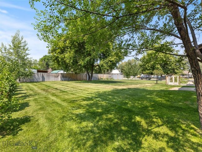 Meticulously cared for yard | Image 43