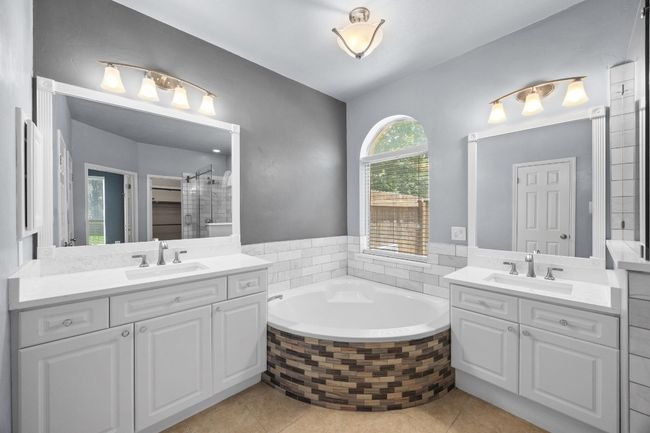 Double vanities separated by relaxing soaking tub! | Image 16
