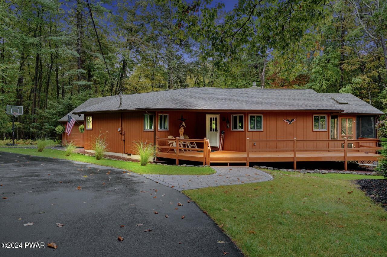 Indian Dr, Greentown, PA 18426