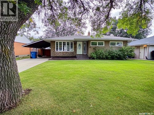 144 Mcdonald Rd, House with 3 bedrooms, 1 bathrooms and null parking in Estevan SK | Card Image