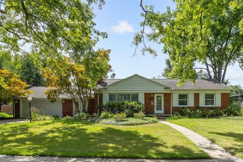 18135 Kinross Ave, Beverly Hills, MI, 48025-3152 | Card Image