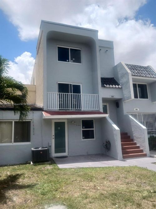 2-984 W 40th St, Hialeah, FL, 33012-7277 | Card Image