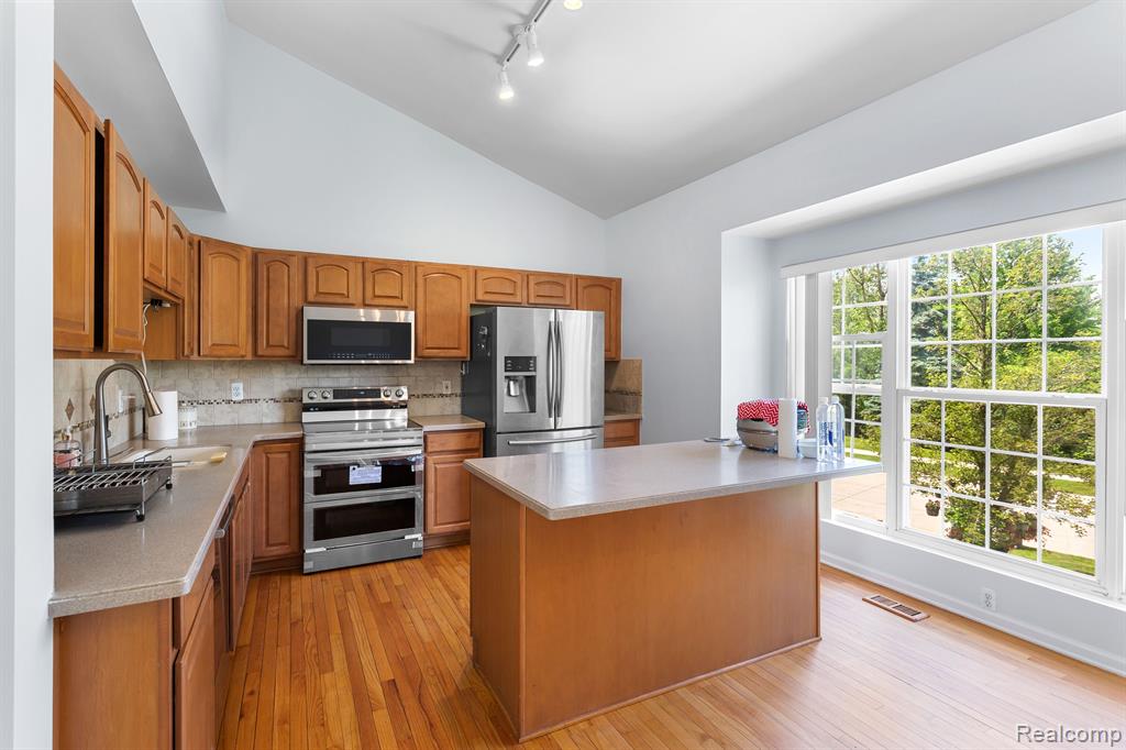Sandalwood Dr, Troy, MI 48085