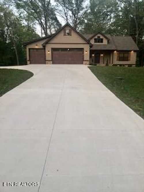 701 Westchester Dr, Crossville, TN, 38558-7402 | Card Image