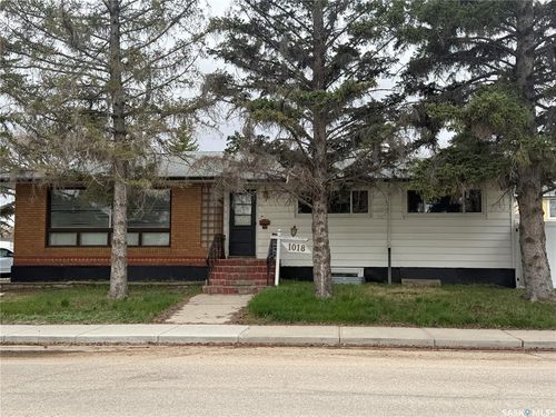 1018 11th Avenue Nw, Moose Jaw, SK, S6H4L5 | Card Image