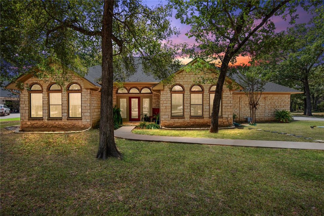 Autumn Oaks Cir, China Spring, TX 76633