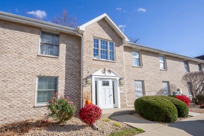 B - 315 N Airlite Street, Condo with 2 bedrooms, 2 bathrooms and 1 parking in Elgin IL | Image 2