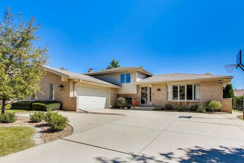 8843 Oxford St, Woodridge, IL, 60517-4968 | Card Image