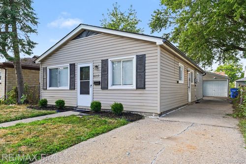 8209 Toepfer Rd, Warren, MI, 48089-2935 | Card Image