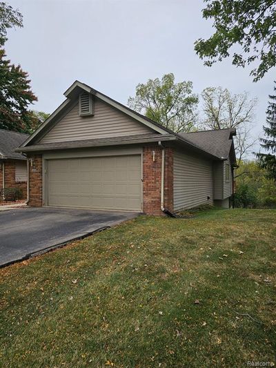 3352 Rivers Edge Drive, Condo with 3 bedrooms, 2 bathrooms and null parking in Wayne MI | Image 2