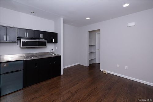 side-entry-142 E Sunnyside Ln, Irvington, NY, 10533-1048 | Card Image