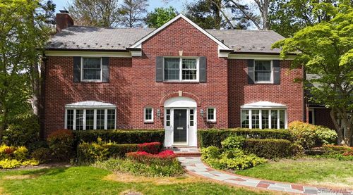 695 Hunt Ln, Manhasset, NY, 11030-2759 | Card Image