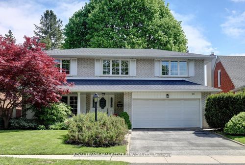 39 Pettit Dr, Etobicoke, ON, M9R2W6 | Card Image