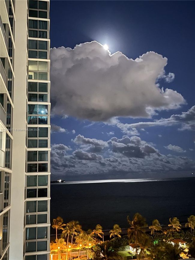 APT-1204 - 2655 Collins Ave, Condo with 2 bedrooms, 2 bathrooms and null parking in Miami Beach FL | Image 15