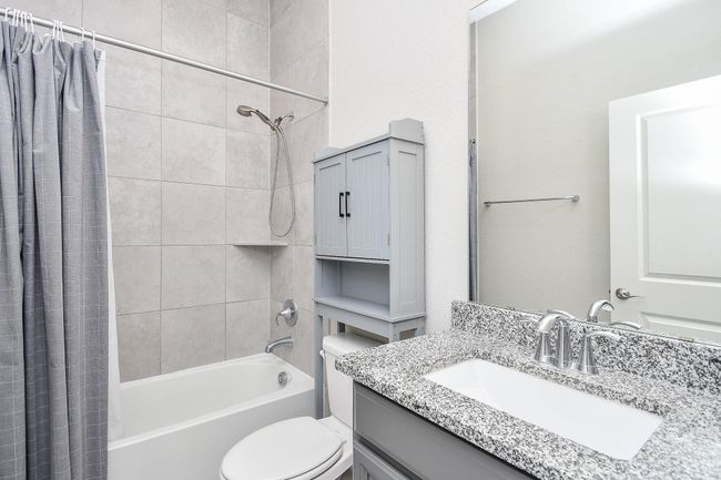 secondary bath | Image 25