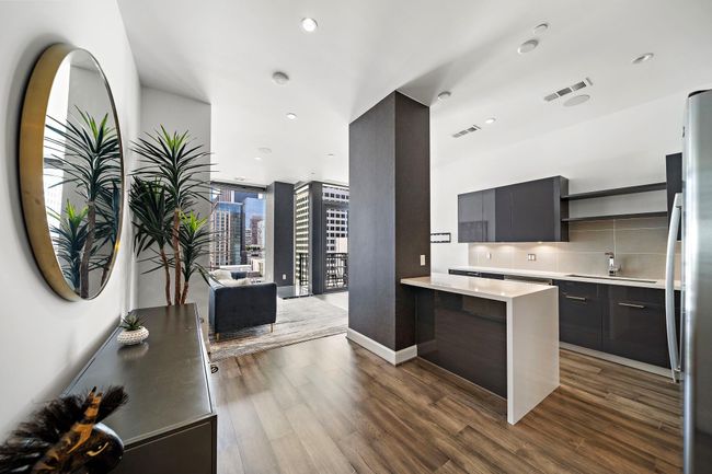 UNIT-1109 - 1211 Caroline St, Condo with 2 bedrooms, 2 bathrooms and 2 parking in Houston TX | Image 5