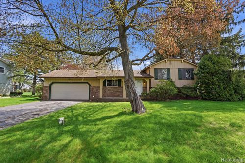 3756 Chevron Dr, Highland, MI, 48356-1716 | Card Image