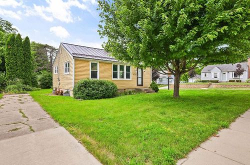 426 Hillcrest Dr, Sun Prairie, WI, 53590-2221 | Card Image