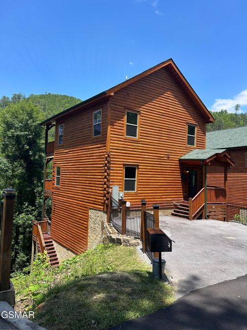 842 Black Bear Cub Way, Sevierville, TN, 37862-7712 | Card Image