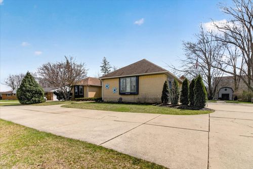 38609 Jahn St, Livonia, MI, 48152-1018 | Card Image