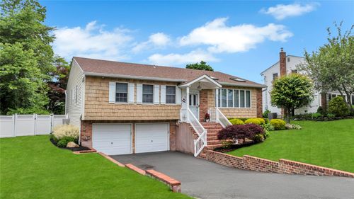 18 Commander Vic Ln, Nesconset, NY, 11767-2204 | Card Image