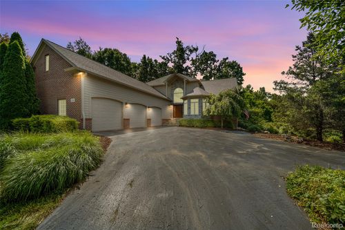 2300 High Meadows Dr, Ortonville, MI, 48462-9181 | Card Image