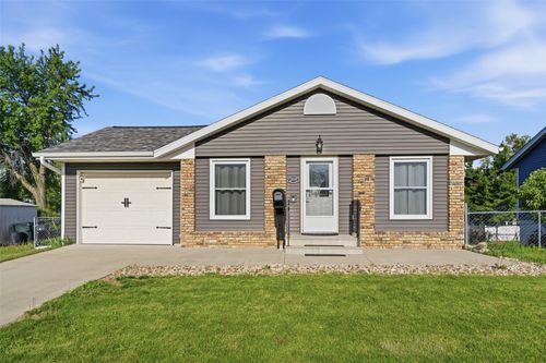 208 Atwood Dr Sw, Cedar Rapids, IA, 52404-1002 | Card Image