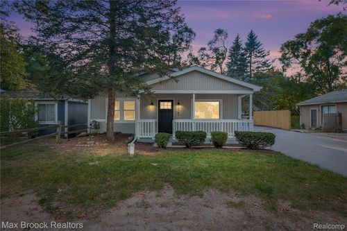 3187 Woodlawn St, Commerce Township, MI, 48390-1493 | Card Image