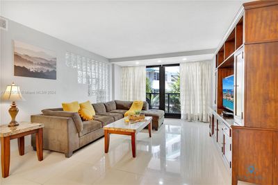 416 - 5225 Collins Ave, Condo with 2 bedrooms, 2 bathrooms and null parking in Miami Beach FL | Image 3