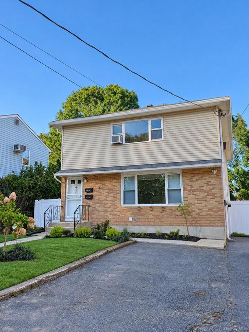 94 Union Ave, Amityville, NY, 11701-3045 | Card Image