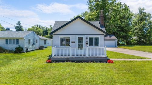 7648 Pinehurst Dr, Mentor-On-The-Lake, OH, 44060-3206 | Card Image