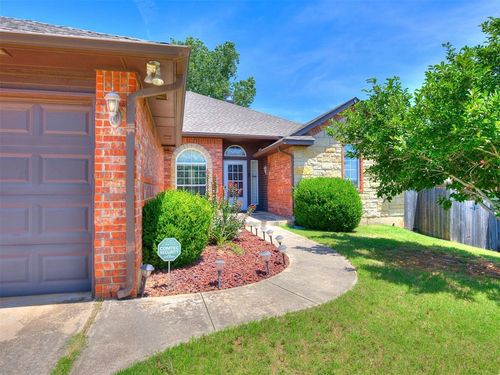 11167 Larkin Ln, Midwest City, OK, 73130-3825 | Card Image