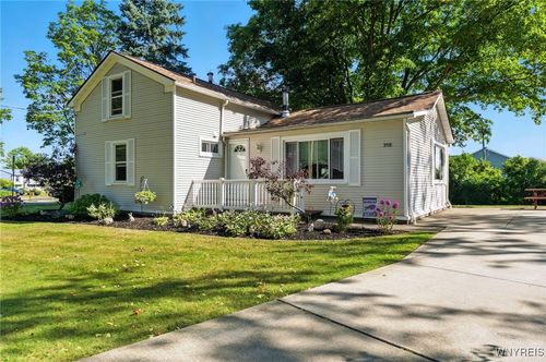 204 Foxcroft Dr, Hamburg, NY, 14075-4652 | Card Image