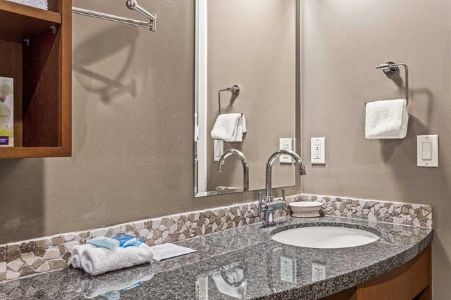 402 - 191 Kananaskis Way, Condo with 3 bedrooms, 3 bathrooms and 1 parking in Canmore AB | Image 23