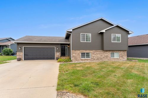 608 Honeysuckle Dr, Harrisburg, SD, 57032-2101 | Card Image