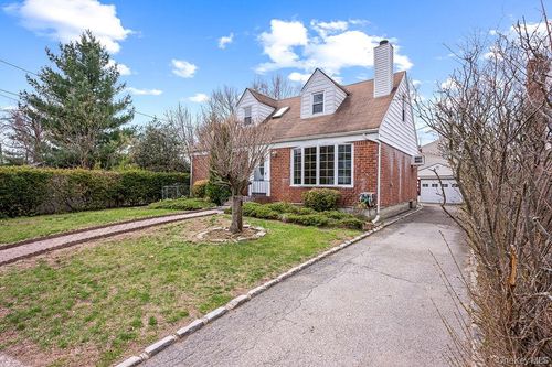 8 Grady Ct, Great Neck, NY, 11023-1131 | Card Image