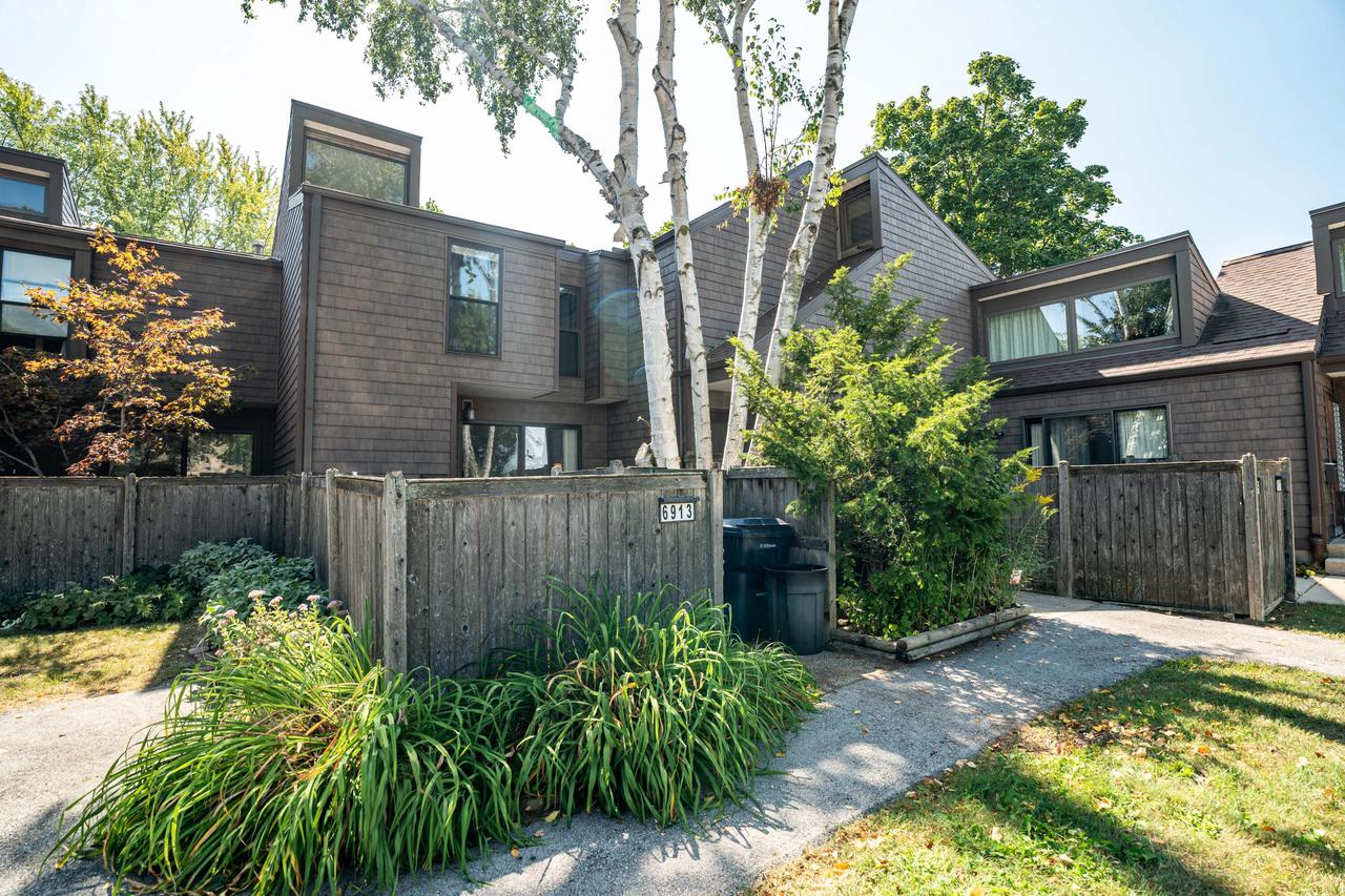 Glenbrook Rd, Milwaukee, WI 53223