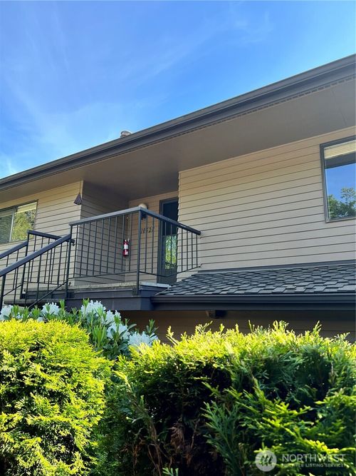 10628 Glen Acres Dr S, Seattle, WA, 98168-1566 | Card Image