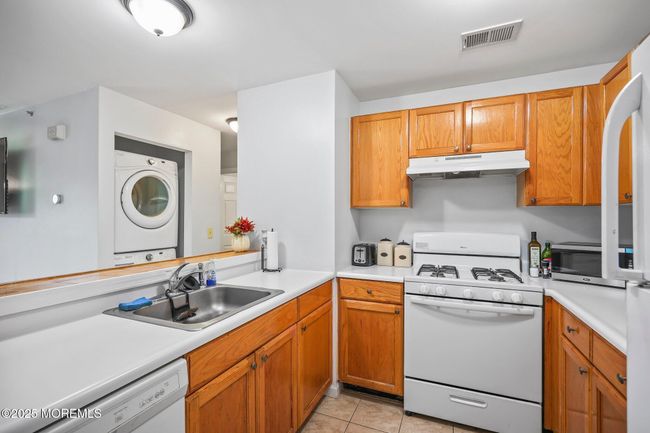 22 Basset Ct, Condo with 2 bedrooms, 1 bathrooms and 1 parking in Tinton Falls NJ | Image 8