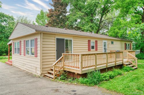 5806 Comanche Ln, Howell, MI, 48843-9118 | Card Image
