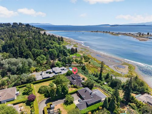 1627 Beaufort Ave, Comox, BC, V9M1R8 | Card Image