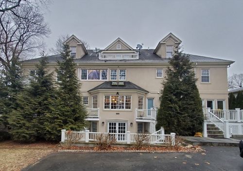 72 Charlemont St, Newton, MA, 02461-1908 | Card Image