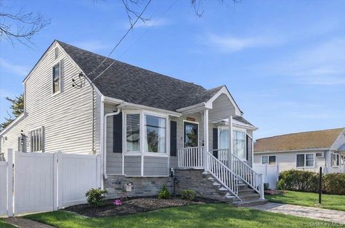 815 4th St, Lindenhurst, NY, 11757-5613 | Card Image