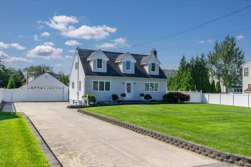34 Farmers Ave, Lindenhurst, NY, 11757-2135 | Card Image