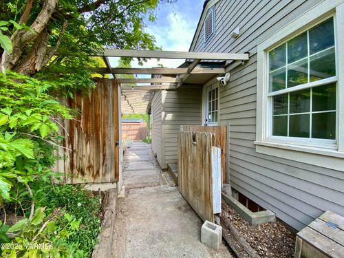 311 N 4th St, Selah, WA, 98942-1105 | Card Image