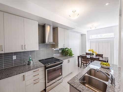 204 Bennett St, Newmarket, ON, L3X0M1 | Card Image