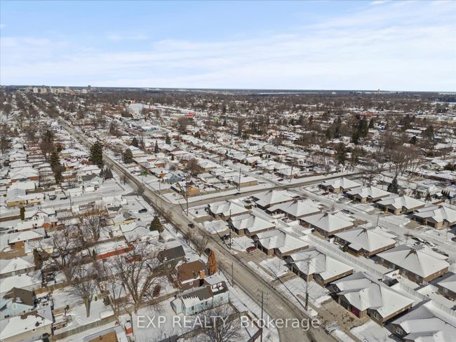 2540 Pillette Rd, House attached with 2 bedrooms, 2 bathrooms and 2 parking in Windsor ON | Image 32