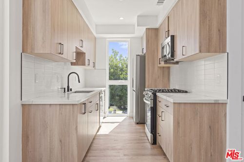 2-10915 Hesby St, North Hollywood, CA, 91601-4610 | Card Image