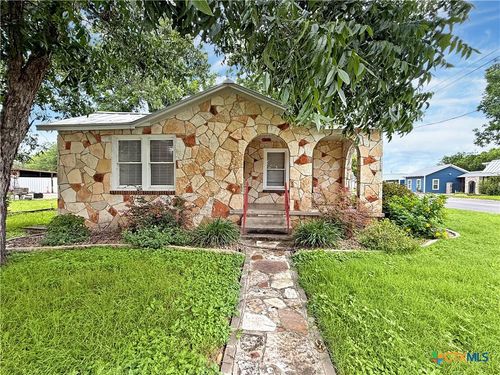 1195 W Coll St, New Braunfels, TX, 78130-5811 | Card Image