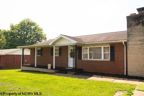 85 Hinzman St, Weston, WV, 26452-8358 | Card Image